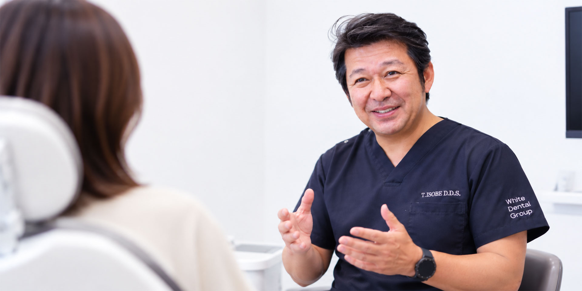 患者さまに治療内容をていねいに説明する院長 磯部 司